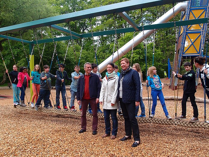 Dr. Dag Encke, Leitender Direktor des Tiergartens Nürnberg, Ramona Kummer, Jako-o Projektleiterin Inhouse Werbeagentur und Anne-Marie Tusche, Jako-o Leitung Inhouse Werbeagentur