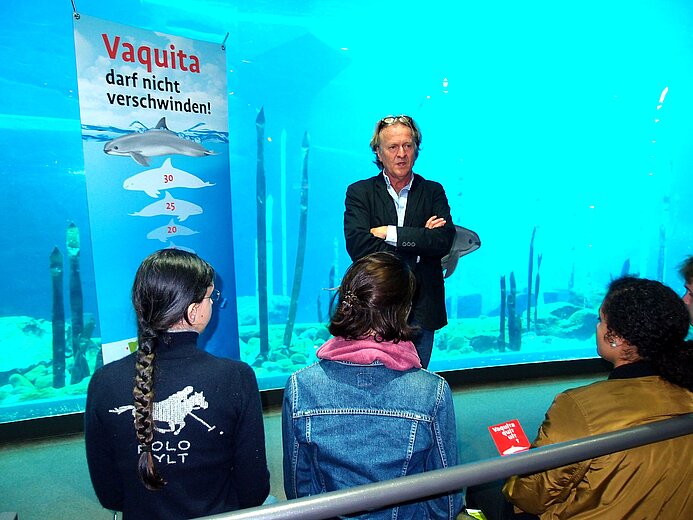 Dr. Lorenzo von Fersen, Kurator für Forschung und Artenschutz im Tiergarten Nürnberg und erster Vorsitzender der Artenschutzgesellschaft Yaqu Pacha, bei der Vorstellung der Initiative SOS Vaquita im Blauen Salon im Tiergarten.