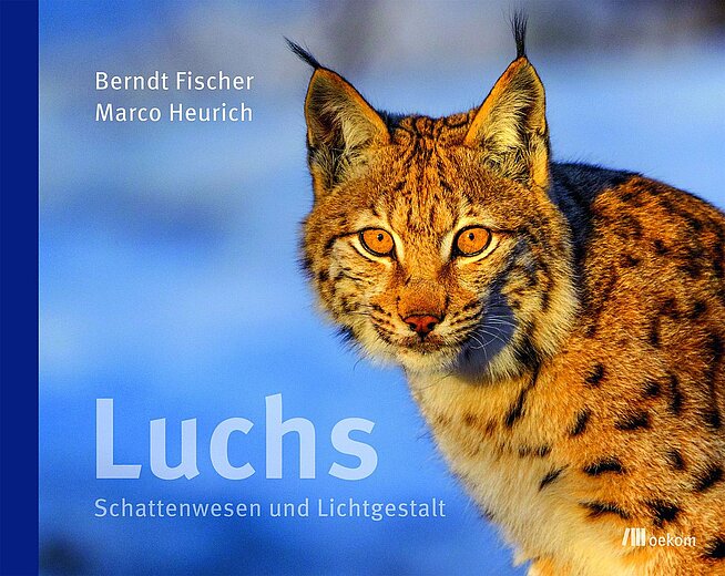 Der Titel des Buches "Luchs – Schattenwesen und Lichtgestalt" von Marco Heurich und Berndt Fischer mit der Portraitaufnahme eines Luchses aus dem Bayerischen Wald.