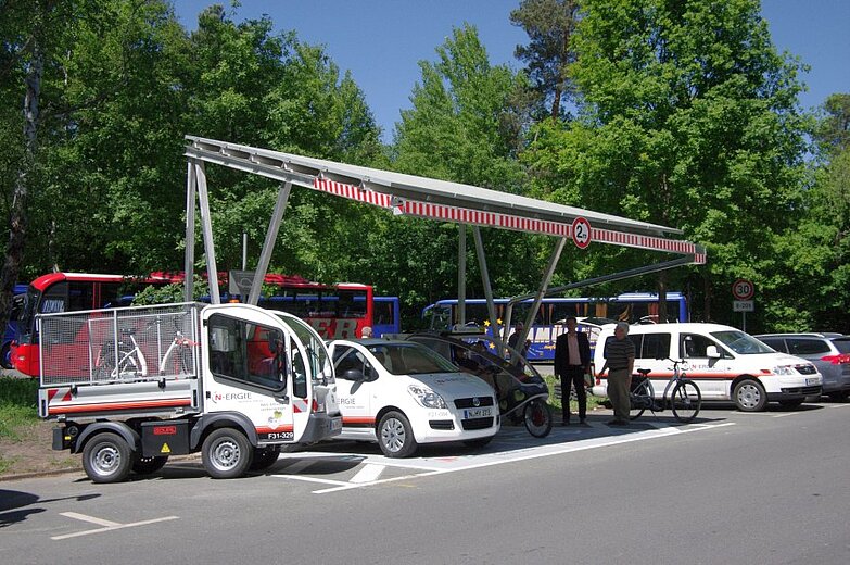 Am Solarcarport sind alle elektromobilen Fahrzeuge willkommen - vom Fahrrad und der Fahrradrikscha über Motorräder und PKWs bis zum Kleintransporter. Foto: Tiergarten Nürnberg