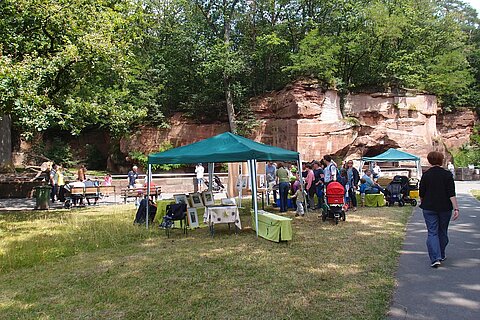 Ein Infostand vor dem Raubtierhaus anlässlich eines Sommerfestes im Tiergarten Nürnberg.