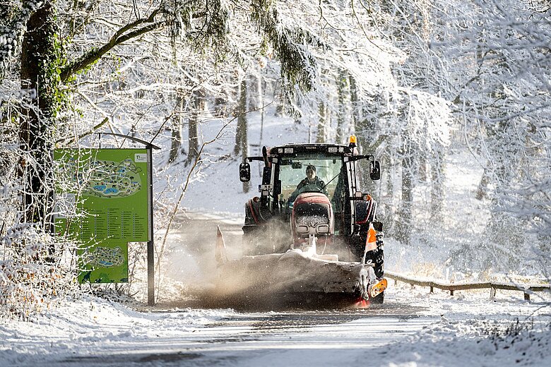 Ein Räumfahrzeug im Tiergarten Nürnberg bei Schnee.