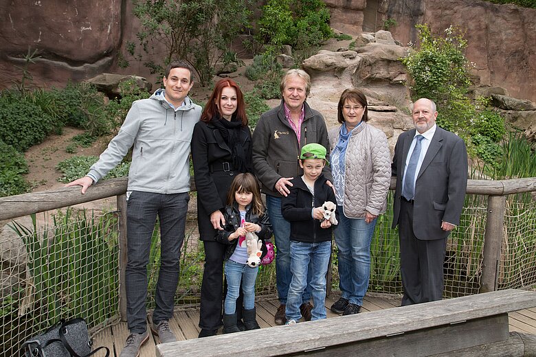 v.li.n.re.: Timo Zagel, Madeleine Heiß mit ihren beiden Kindern Falk und Pia, Dr. Lorenzo von Fersen, stellv. Vorsitzender des Vereins der Tiergartenfreunde Nürnberg e.V., Ute Döbel, Geschäftsführerin und Klaus Kohlmann, 1. Vorsitzender.