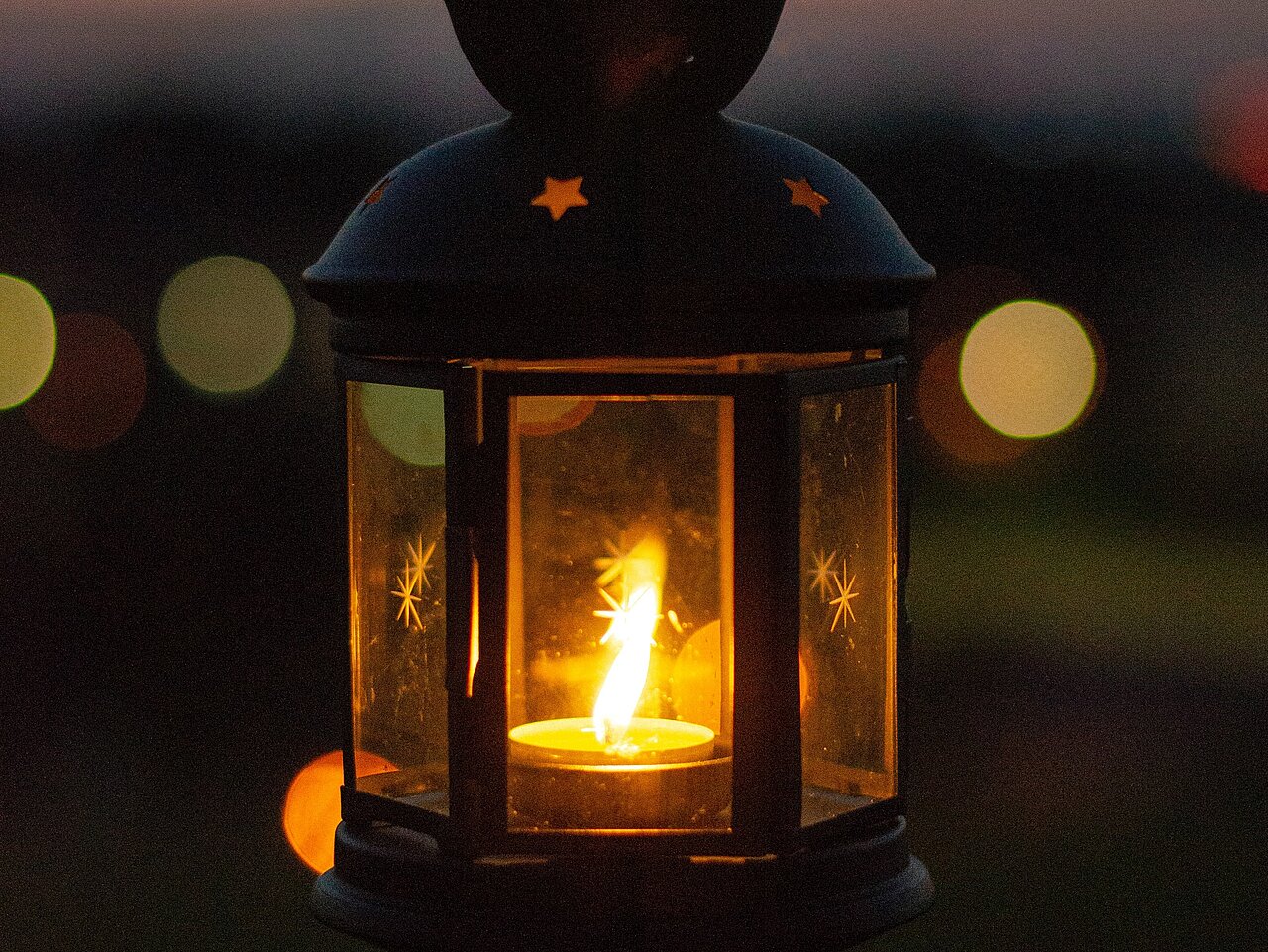 Eine Laterne in der Dunkelheit