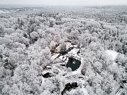 Eine Luftaufnhame des verschneiten Tiergartens mit dem Aquapark.