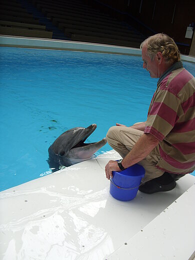 Zwei, die sich fast blind verstehen. Hans-Jürgen Klinckert ist mit Delphin Moby seit fast 40 Jahren befreundet.