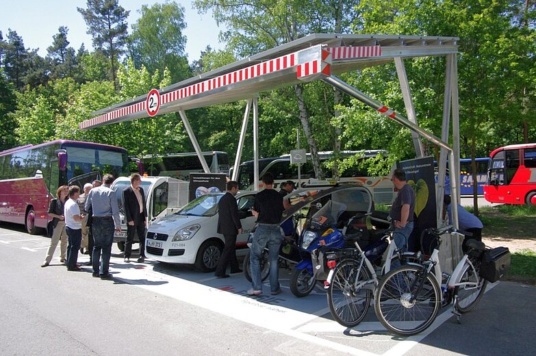 Am Solarcarport sind alle elektromobilen Fahrzeuge willkommen - vom Fahrrad und der Fahrradrikscha über Motorräder und PKWs bis zum Kleintransporter. Foto: Tiergarten Nürnberg