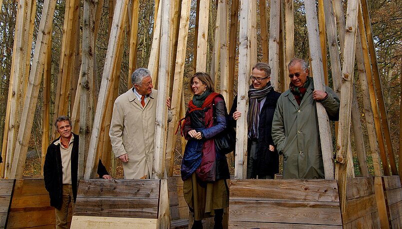Auf dem Foto stehen (v.l.n.r.) Tiergartendirektor Dr. Dag Encke, Bürgermeister Horst Förther, Dr. Angelika Nollert, Direktorin des Neuen Museums, Dr. Michael Kläver, Direktor Kommunikation und Marketing der Sparkasse Nürnberg und der Künstler Prof. C