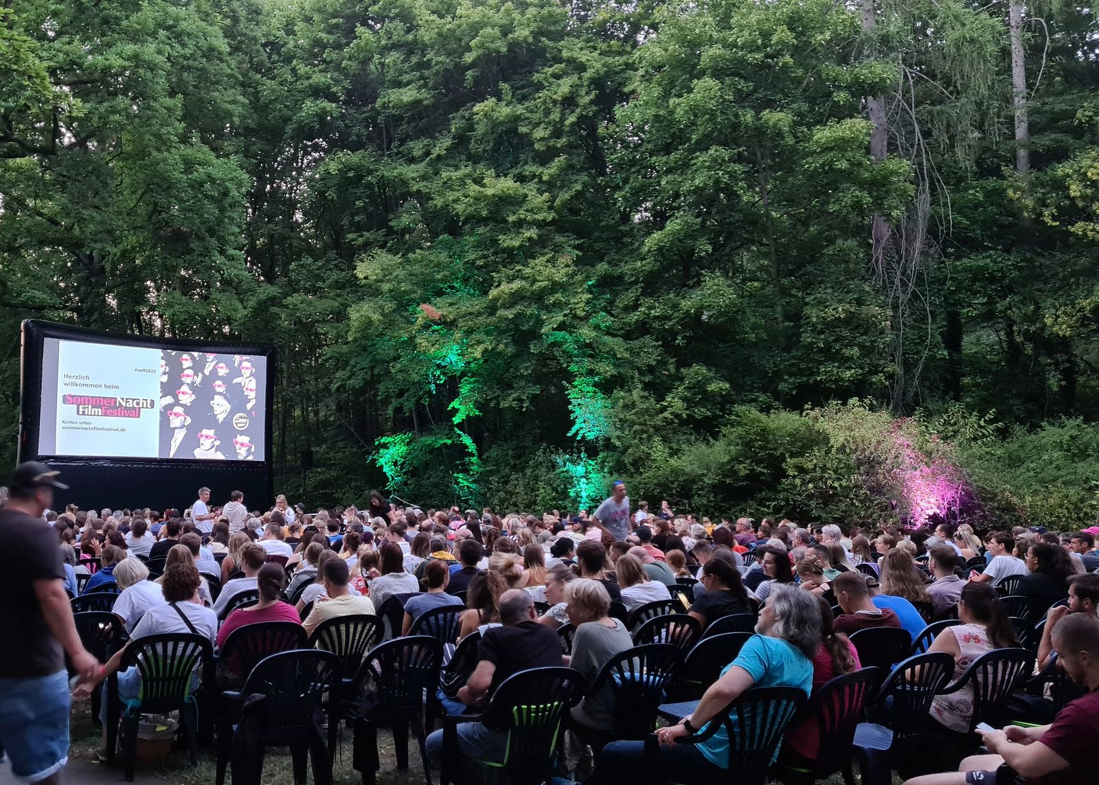 Das Freilicht-Kino im Tiergarten Nürnberg, mit Publikum vor einer großen Leinwand.