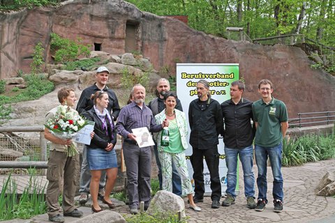 Michael Rolfs (links, hintere Reihe), Medienreferent des BdZ, überreichte die Auszeichnung im Rahmen eines Festakts an den stellvertretenden Tiergartendirektor Dr. Helmut Mägdefrau (3. von links), an Monika Prell, zuständig für Tierpatenschaften im Ti