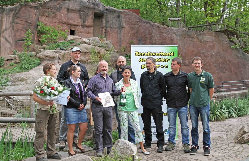 Michael Rolfs (links, hintere Reihe), Medienreferent des BdZ, überreichte die Auszeichnung im Rahmen eines Festakts an den stellvertretenden Tiergartendirektor Dr. Helmut Mägdefrau (3. von links), an Monika Prell, zuständig für Tierpatenschaften im Ti