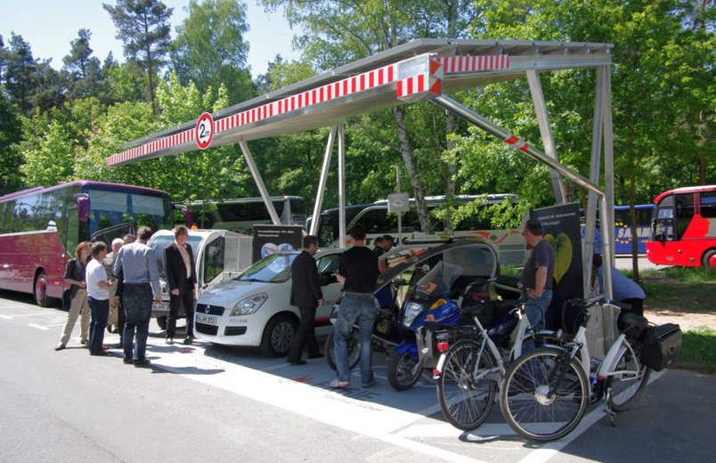 Am Solarcarport sind alle elektromobilen Fahrzeuge willkommen - vom Fahrrad und der Fahrradrikscha über Motorräder und PKWs bis zum Kleintransporter. Foto: Tiergarten Nürnberg